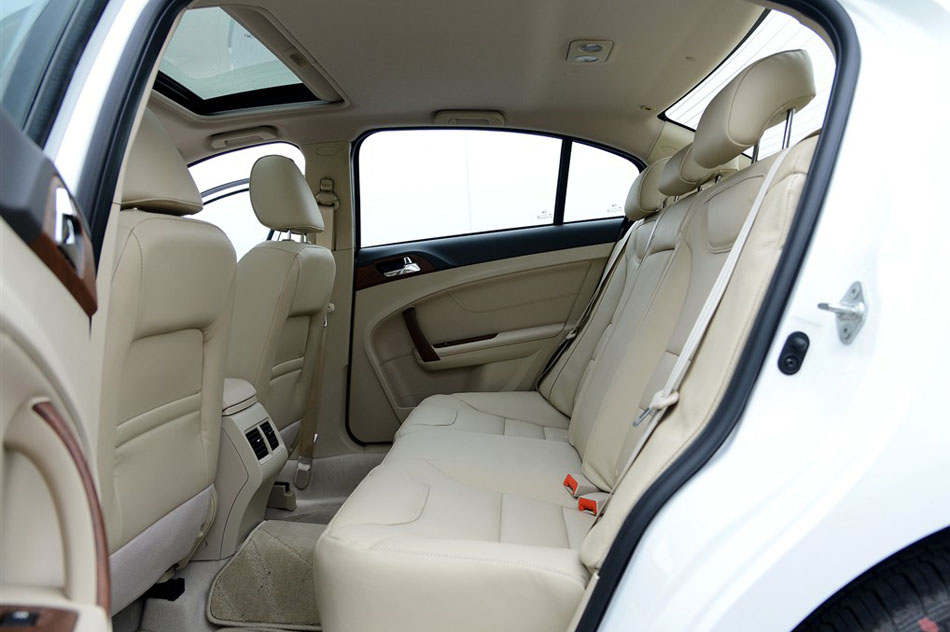 2015款 增程式 尊享版 座椅空间