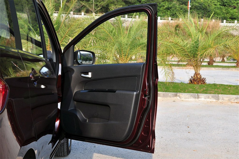 2013款 1.2L MT 精英型 座椅空间