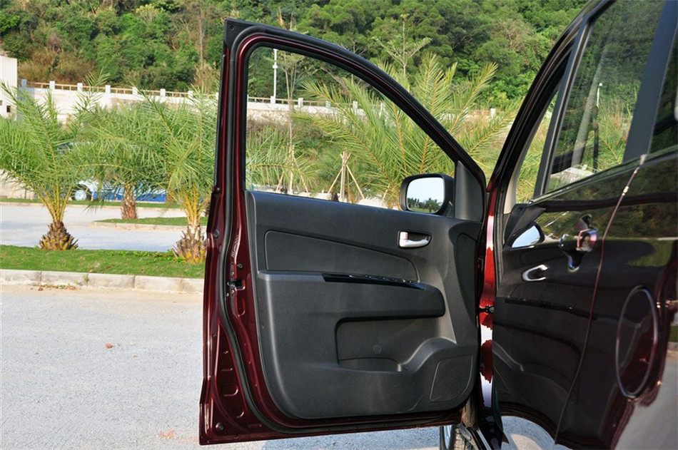 2013款 1.2L MT 精英型 座椅空间