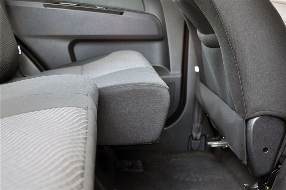 2013款 1.2L MT 精英型 座椅空间