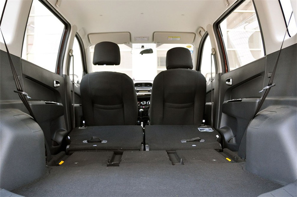 2013款 1.2L MT 精英型 座椅空间