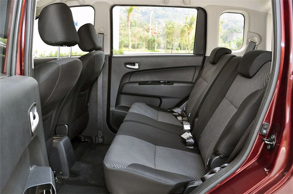 2013款 1.2L MT 精英型 座椅空间