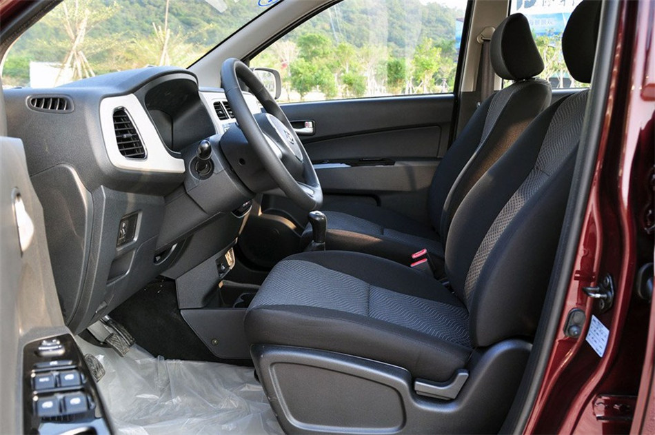 2013款 1.2L MT 精英型 座椅空间