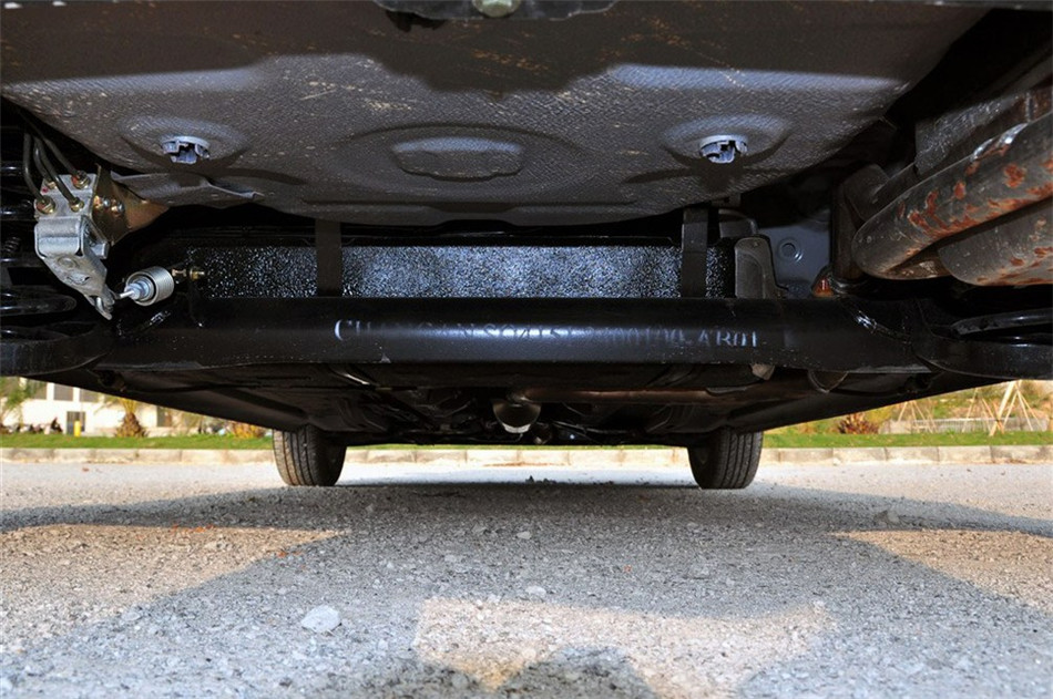 2013款 1.2L MT 精英型 引擎底盘