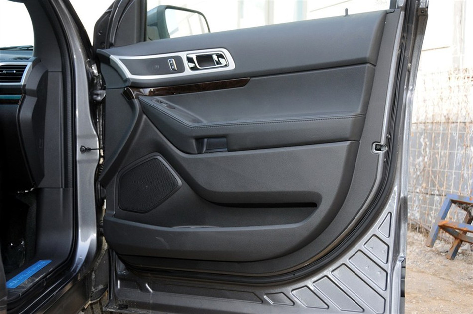 2013款 3.5L AT 尊享型 座椅空间