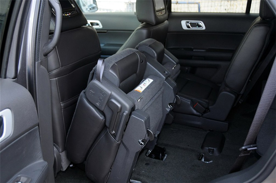 2013款 3.5L AT 尊享型 座椅空间