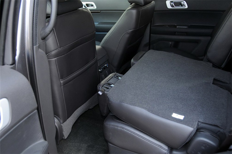 2013款 3.5L AT 尊享型 座椅空间
