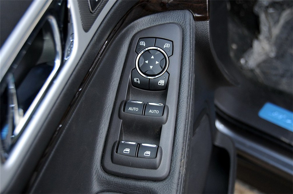 2013款 3.5L AT 尊享型 座椅空间