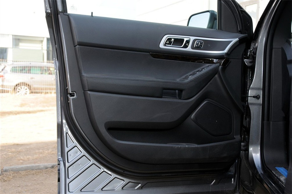 2013款 3.5L AT 尊享型 座椅空间