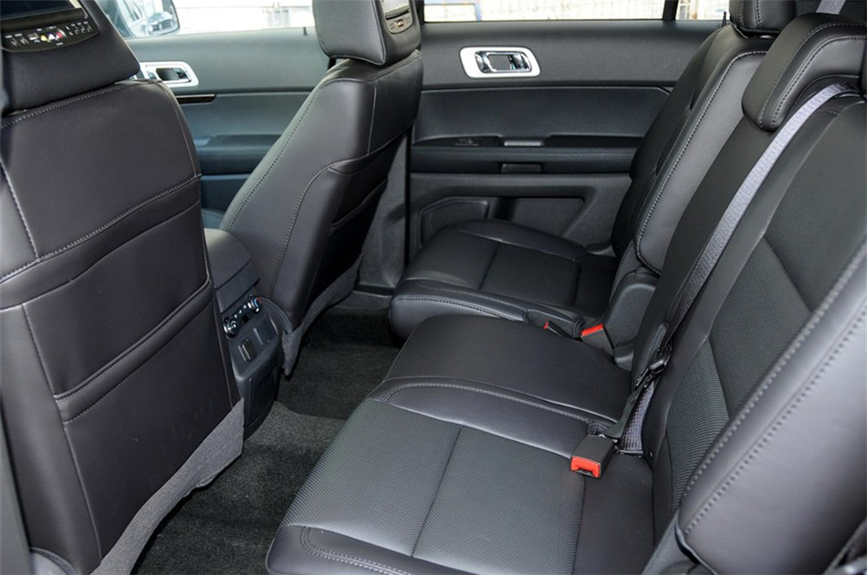 2013款 3.5L AT 尊享型 座椅空间