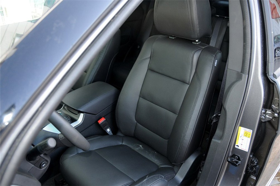 2013款 3.5L AT 尊享型 座椅空间