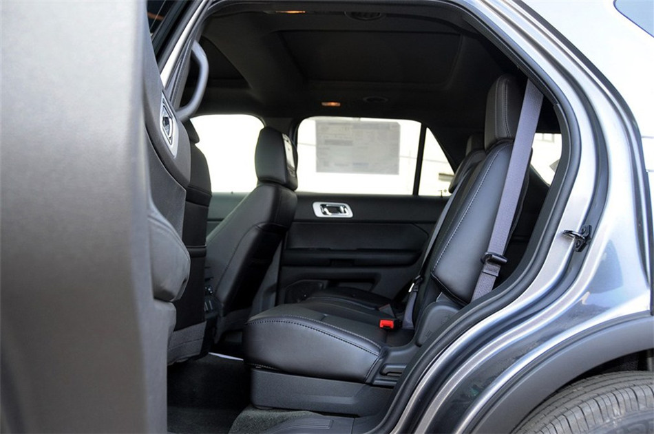 2013款 3.5L AT 尊享型 座椅空间