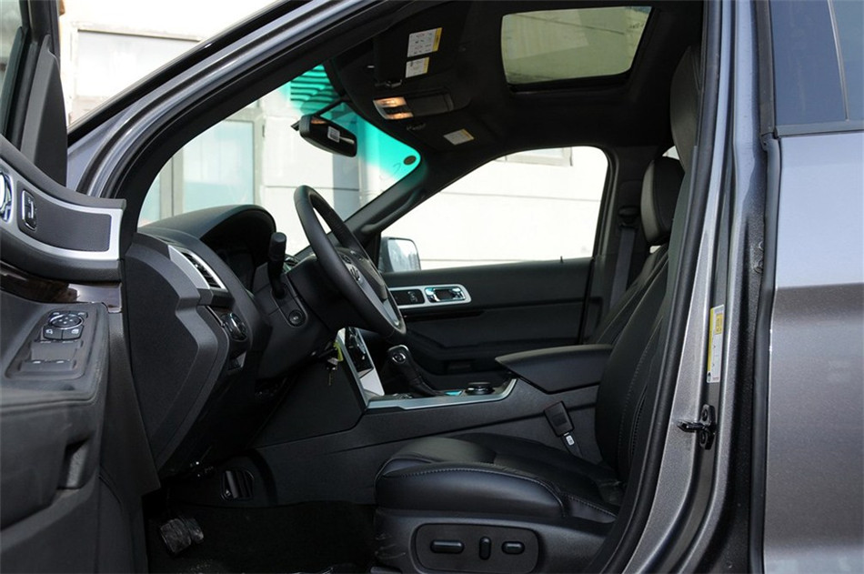 2013款 3.5L AT 尊享型 座椅空间