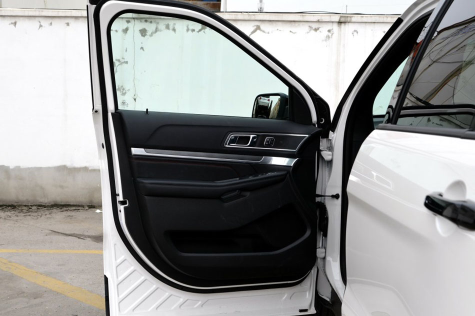 2016款 2.3T 精英版 座椅空间