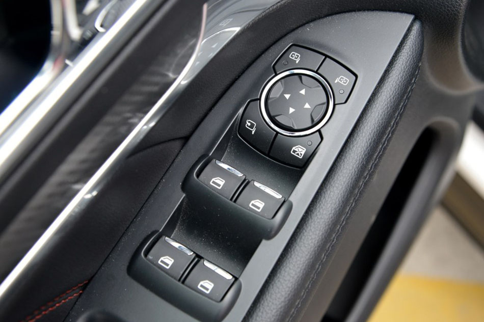 2016款 2.3T 精英版 座椅空间