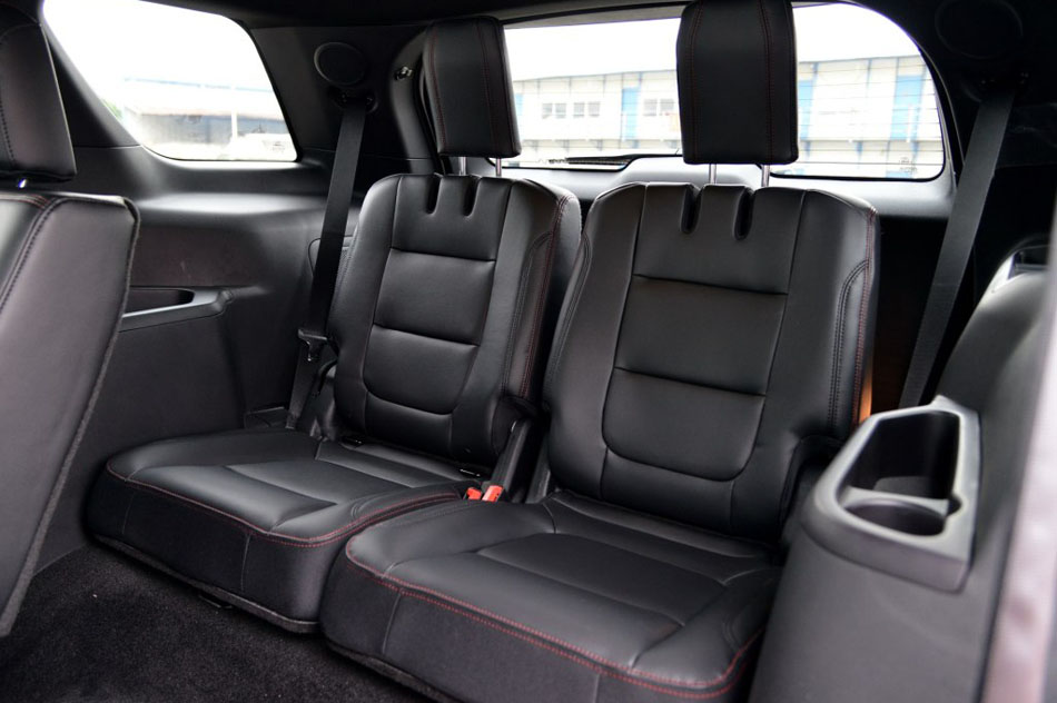 2016款 2.3T 精英版 座椅空间