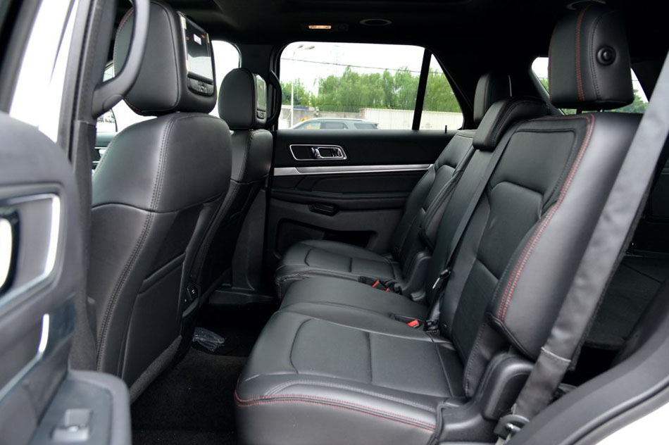 2016款 2.3T 精英版 座椅空间