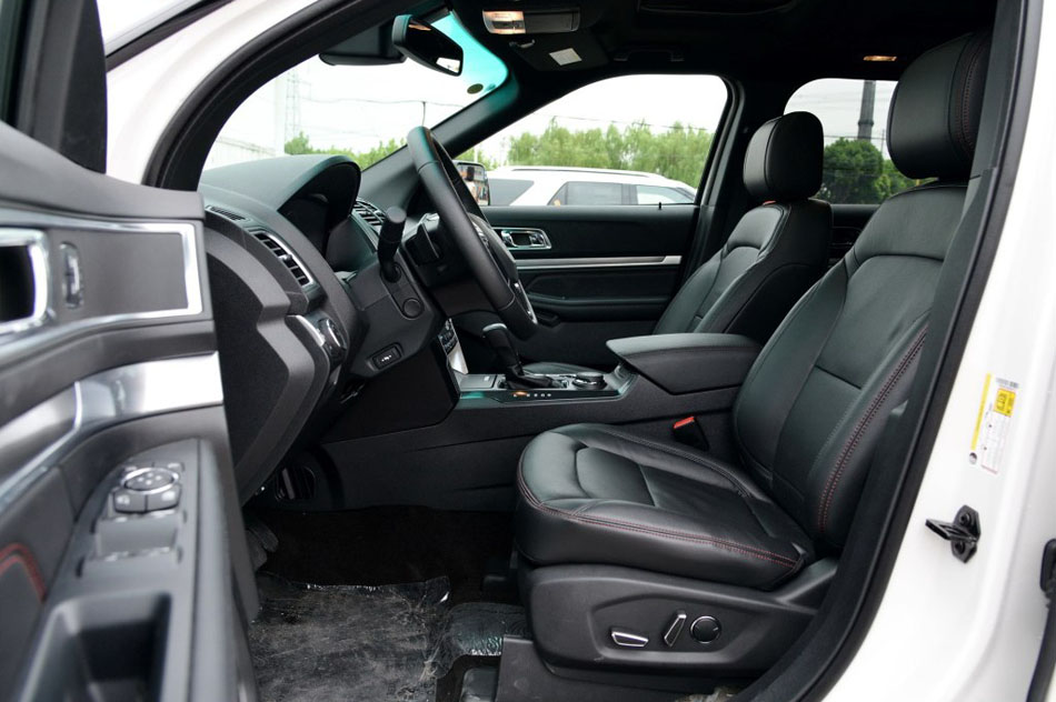 2016款 2.3T 精英版 座椅空间