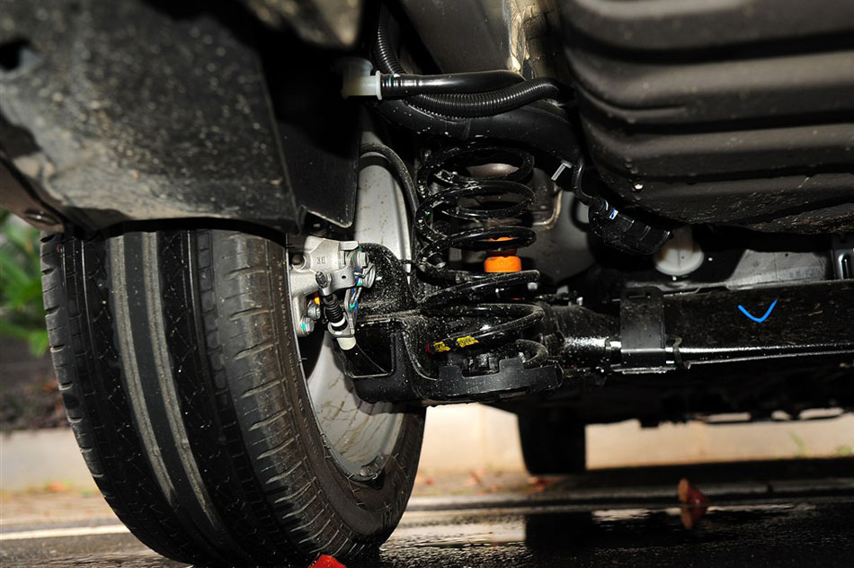 2014款 1.6L 自动尊贵版 引擎底盘