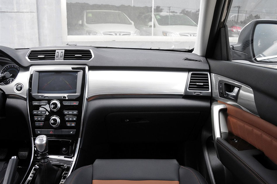 2014款 1.5T 手动两驱精英版 内饰