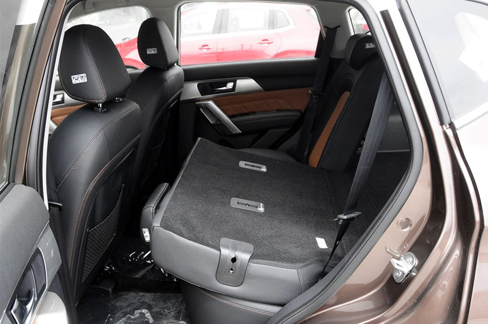 2014款 1.5T 手动两驱精英版 座椅空间