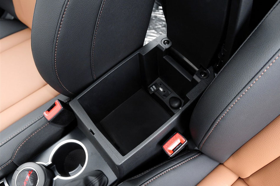 2014款 1.5T 手动两驱精英版 座椅空间