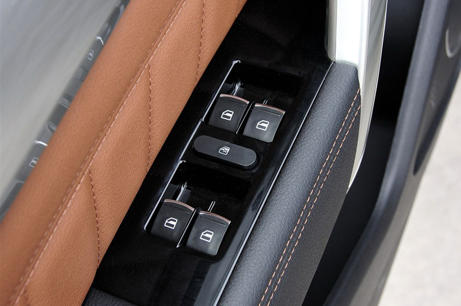 2014款 1.5T 手动两驱精英版 座椅空间