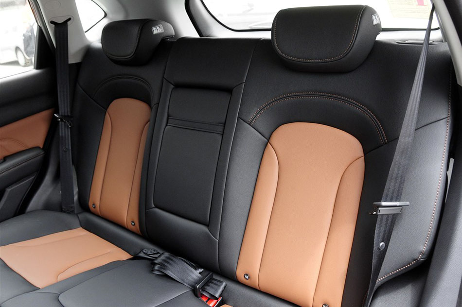 2014款 1.5T 手动两驱精英版 座椅空间