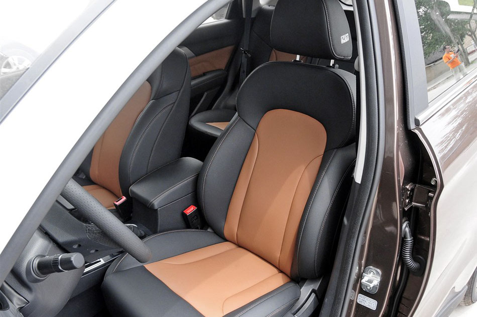 2014款 1.5T 手动两驱精英版 座椅空间