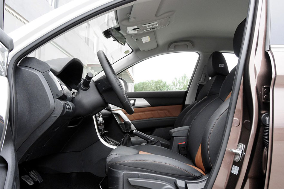 2014款 1.5T 手动两驱精英版 座椅空间