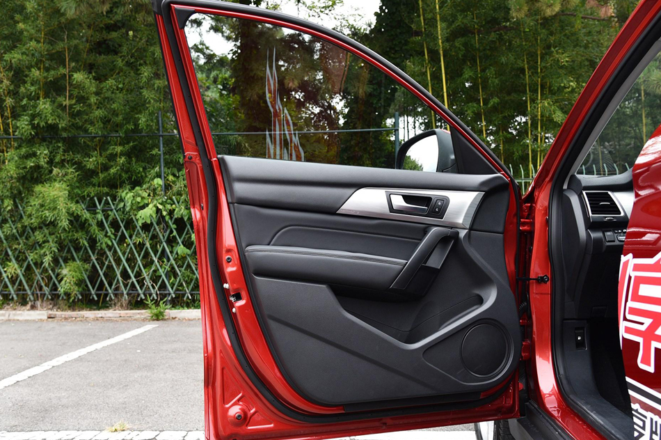 创享版 红标 1.5T 双离合两驱智尚型 座椅空间