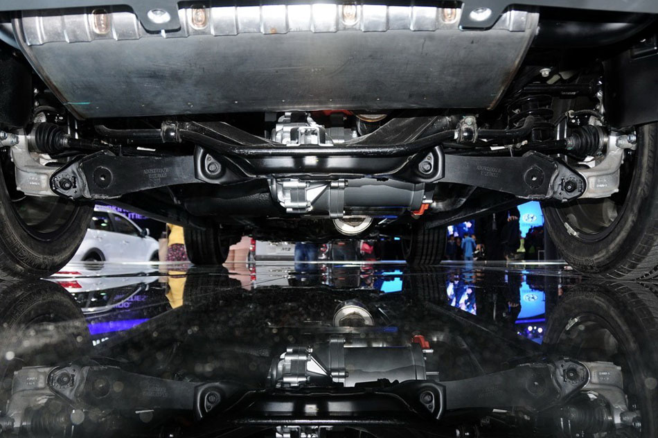 2013款 哈弗H7 基本型 引擎底盘