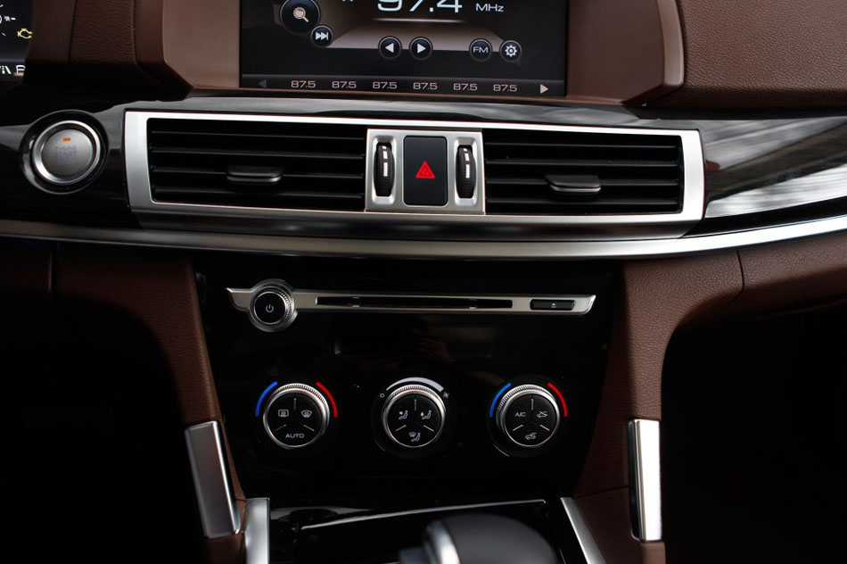 2016款 2.0T 自动两驱豪华型 内饰