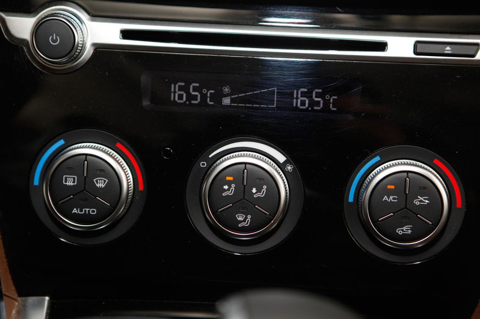 2016款 2.0T 自动两驱豪华型 内饰