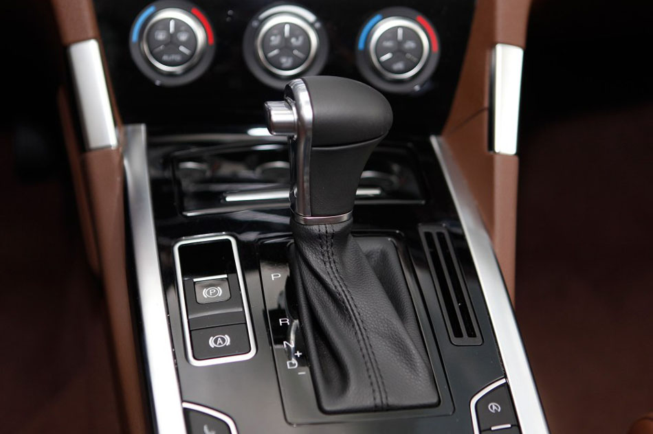 2016款 2.0T 自动两驱豪华型 内饰