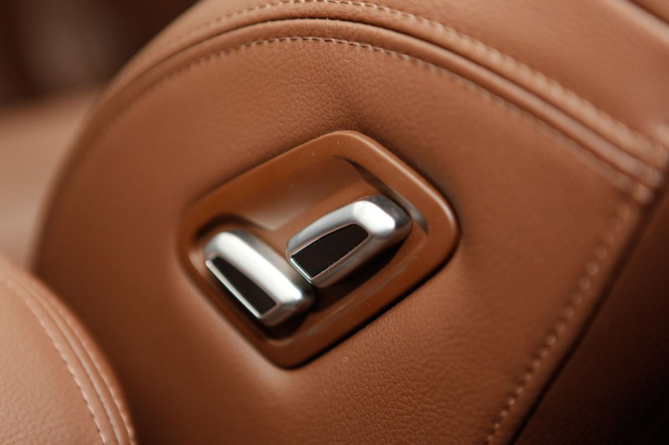 2016款 2.0T 自动两驱豪华型 座椅空间