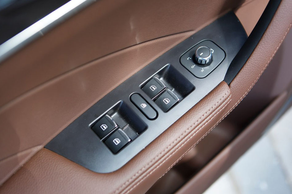 2016款 2.0T 自动两驱豪华型 座椅空间