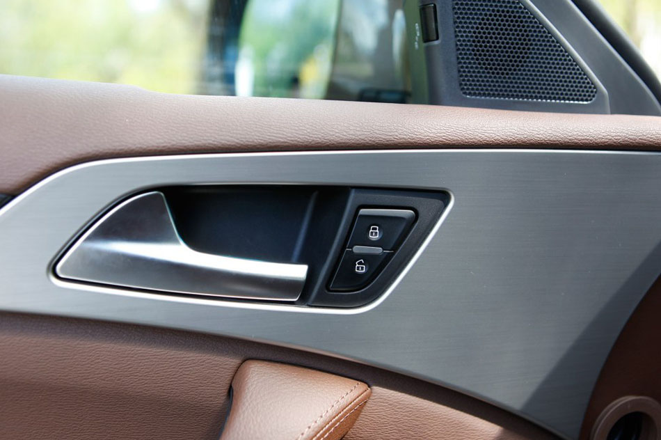 2016款 2.0T 自动两驱豪华型 座椅空间