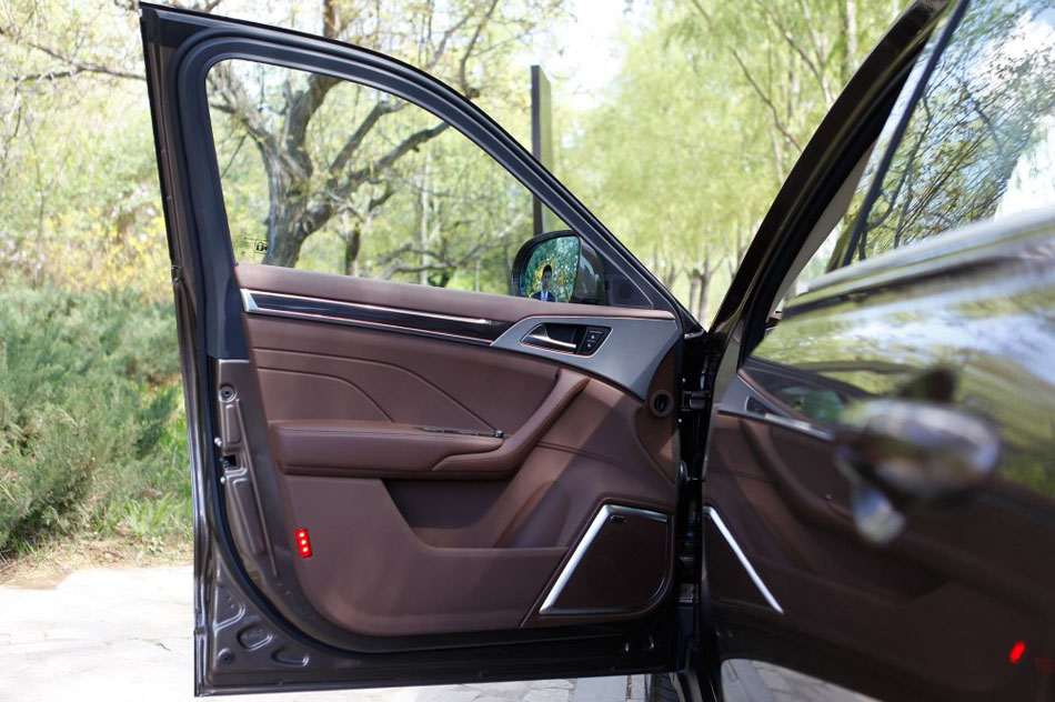 2016款 2.0T 自动两驱豪华型 座椅空间