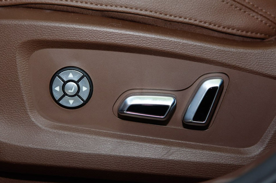 2016款 2.0T 自动两驱豪华型 座椅空间