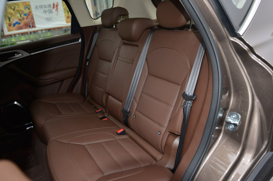 2016款 2.0T 自动两驱豪华型 座椅空间