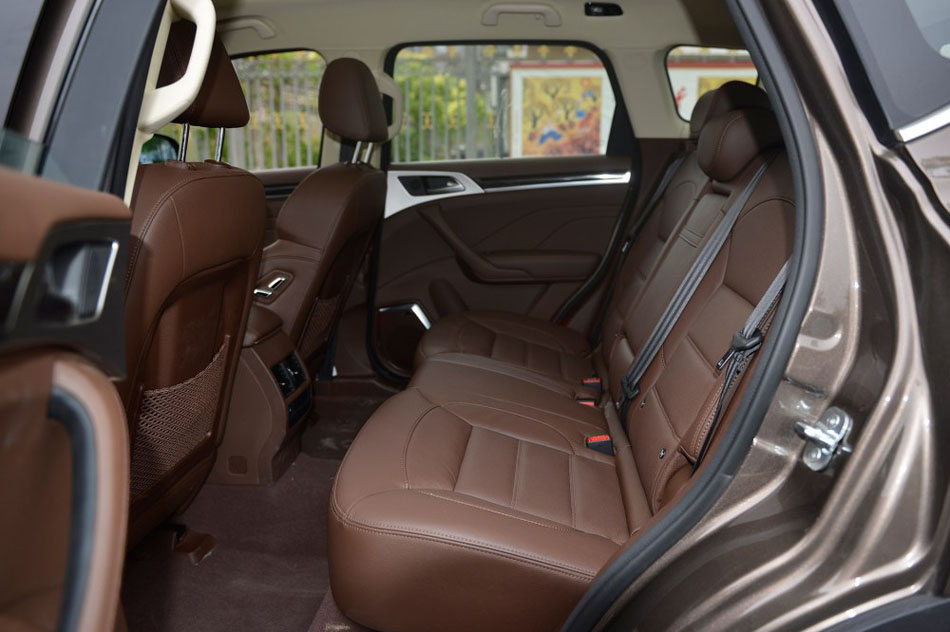 2016款 2.0T 自动两驱豪华型 座椅空间