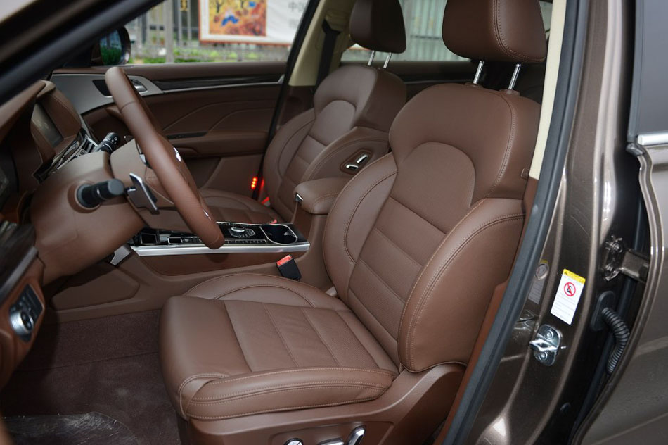 2016款 2.0T 自动两驱豪华型 座椅空间