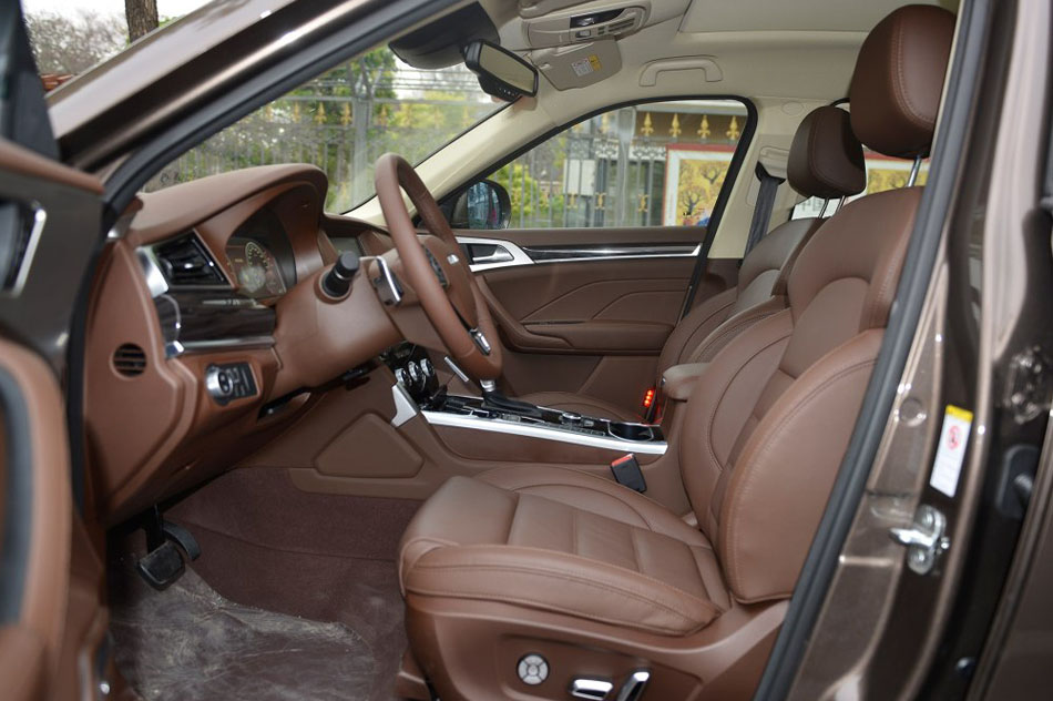 2016款 2.0T 自动两驱豪华型 座椅空间