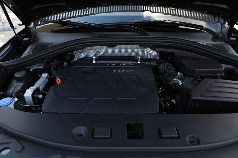 2016款 2.0T 自动两驱豪华型 引擎底盘