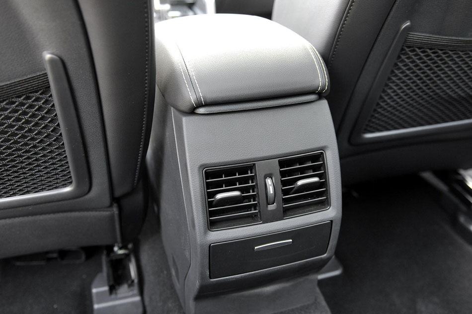 2018款 蓝标H7 2.0T 自动悦享型 座椅空间