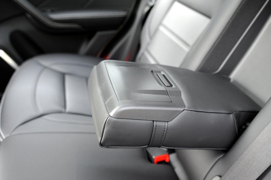 2018款 蓝标H7 2.0T 自动悦享型 座椅空间