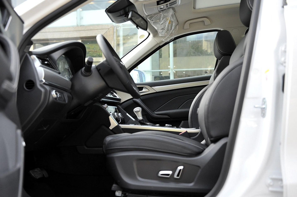 2018款 蓝标H7 2.0T 自动悦享型 座椅空间