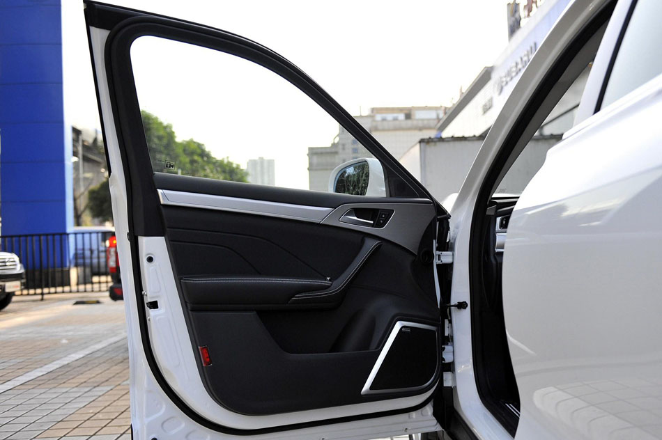 2018款 蓝标H7 2.0T 自动悦享型 座椅空间