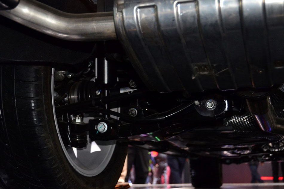 2013款 哈弗H8 基本型 引擎底盘